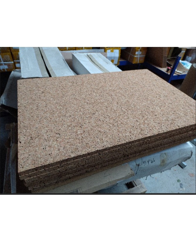 Fin de série . Liège haute densité gros grains ( 240 kg/m3). Format 93 cm x 0.62 cm épaisseur 20 mm.